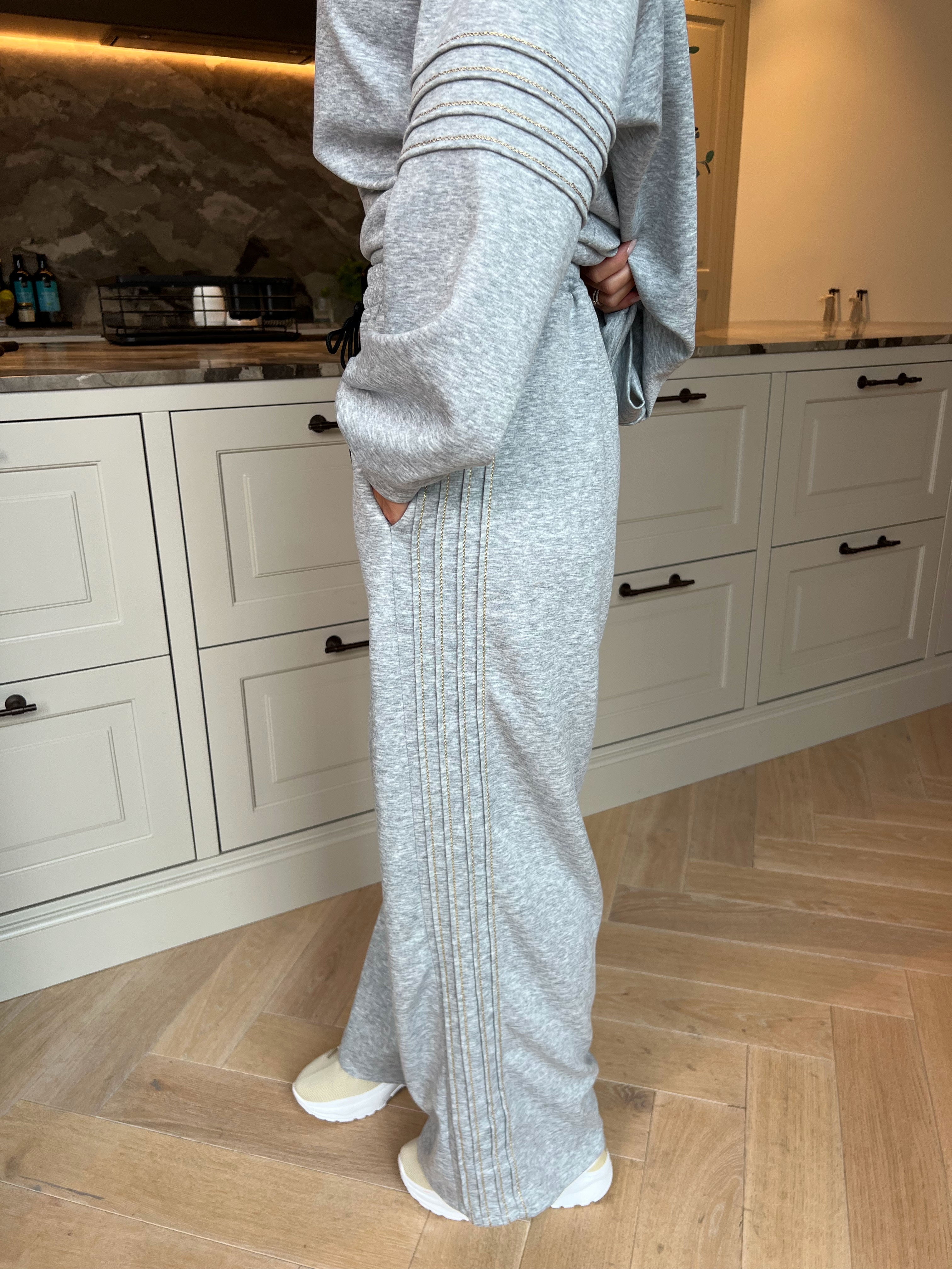 Dream – Mjukt plus size träningsoverallset i viskos med eleganta gulddetaljer